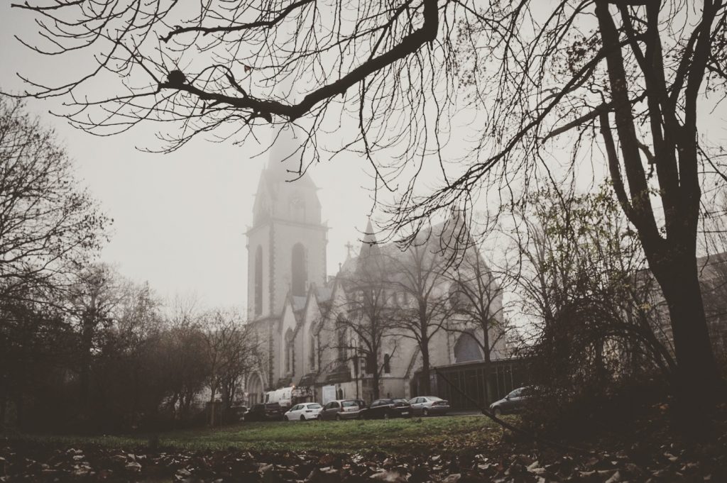 Die Pauluskirche im morgendlichen Novembernebel.