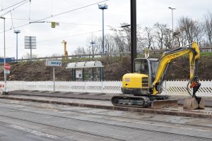 Baustelle für neue Bahnsteige an den Haltestellen am Adelheidring