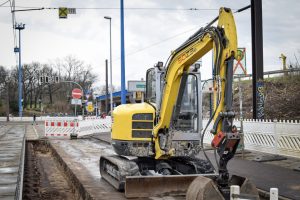 Baustelle für neue Bahnsteige an den Haltestellen am Adelheidring