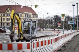 Baustelle für neue Bahnsteige an den Haltestellen am Adelheidring