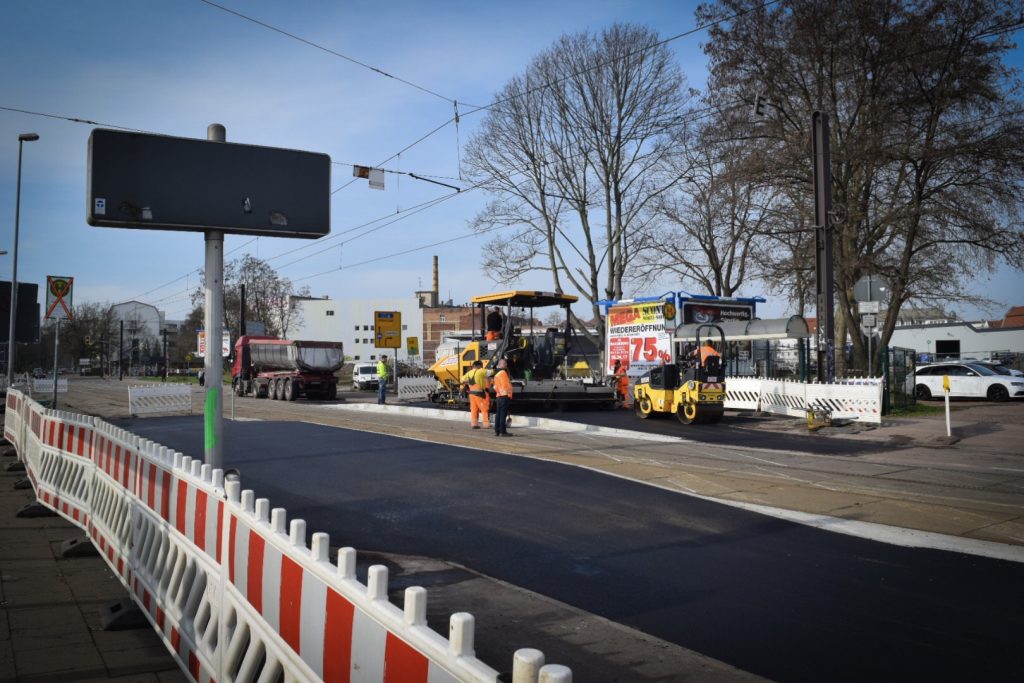 Baustelle für neue Bahnsteige an den Haltestellen am Adelheidring