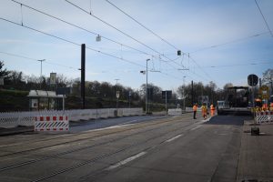 Baustelle für neue Bahnsteige an den Haltestellen am Adelheidring