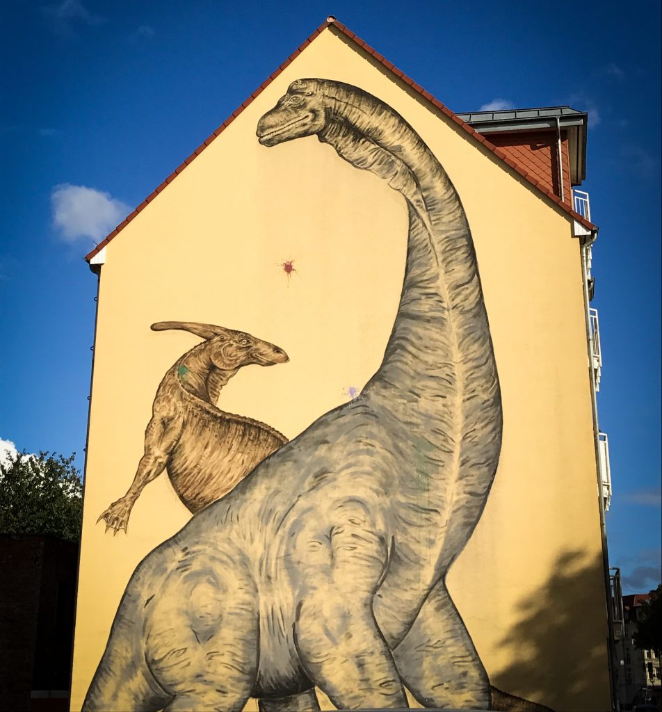 Dinowandbild von Kay Elzner in der Olvenstedter Straße