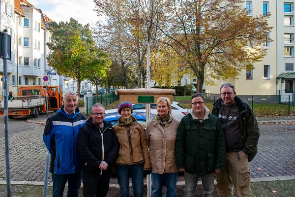 Mitglieder des Bürger für Stadtfeld e.V. nach der Pflanzung des Spendenbaum für die Barlachstraße