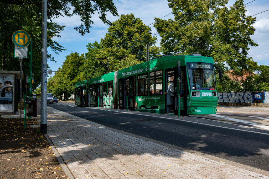 Erste barrierefreie Haltestelle auf der Großen Diesdorfer Straße in Betrieb genommen