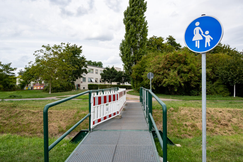 Provisorische Fußgängerbrücke über die Schrote an der Pestalozzistraße
