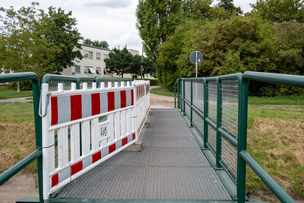 Provisorische Fußgängerbrücke über die Schrote an der Pestalozzistraße