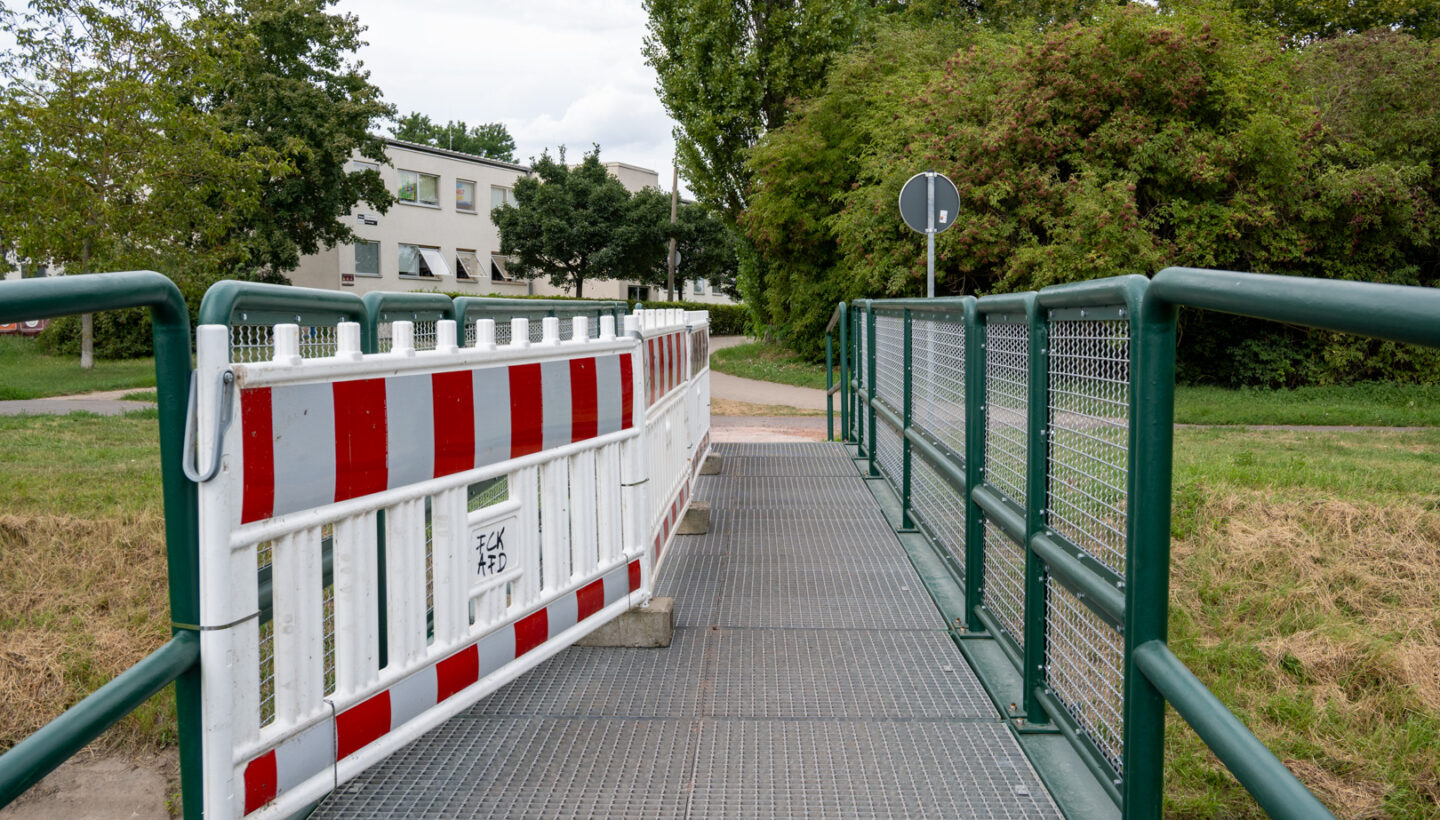 Provisorische Fußgängerbrücke über die Schrote an der Pestalozzistraße