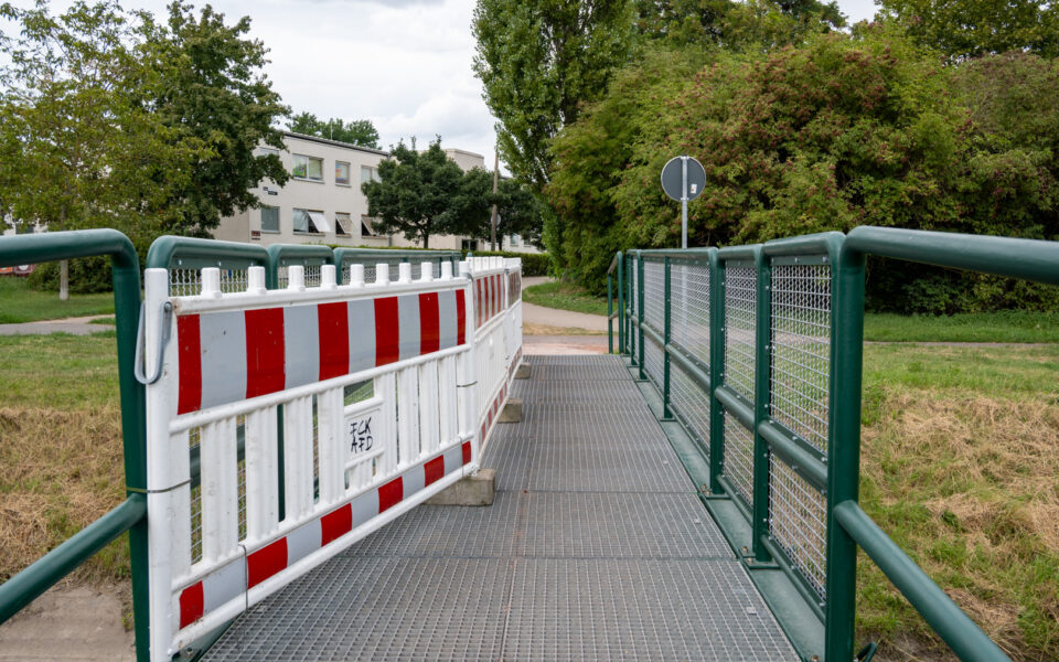 Provisorische Fußgängerbrücke über die Schrote an der Pestalozzistraße