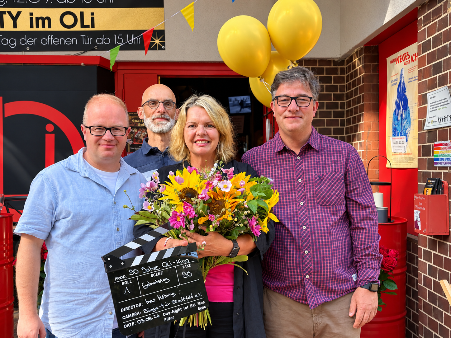 Ines Möhring mit Gratulanten des Bürger für Stadtfeld e.V. vor dem OLi-Kino am 90. Geburtstag.