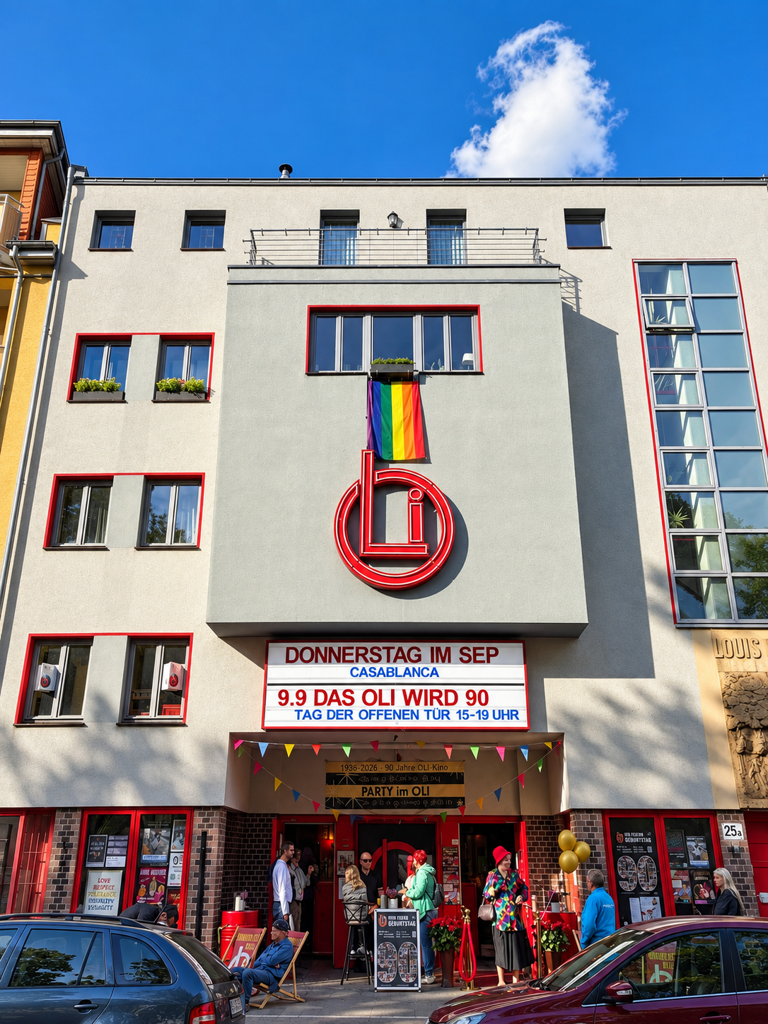 Das OLi-Kino in der Olvenstedter Straße am 90. Geburtstag mit Jubiläumsschmuck und Hinweistafel.