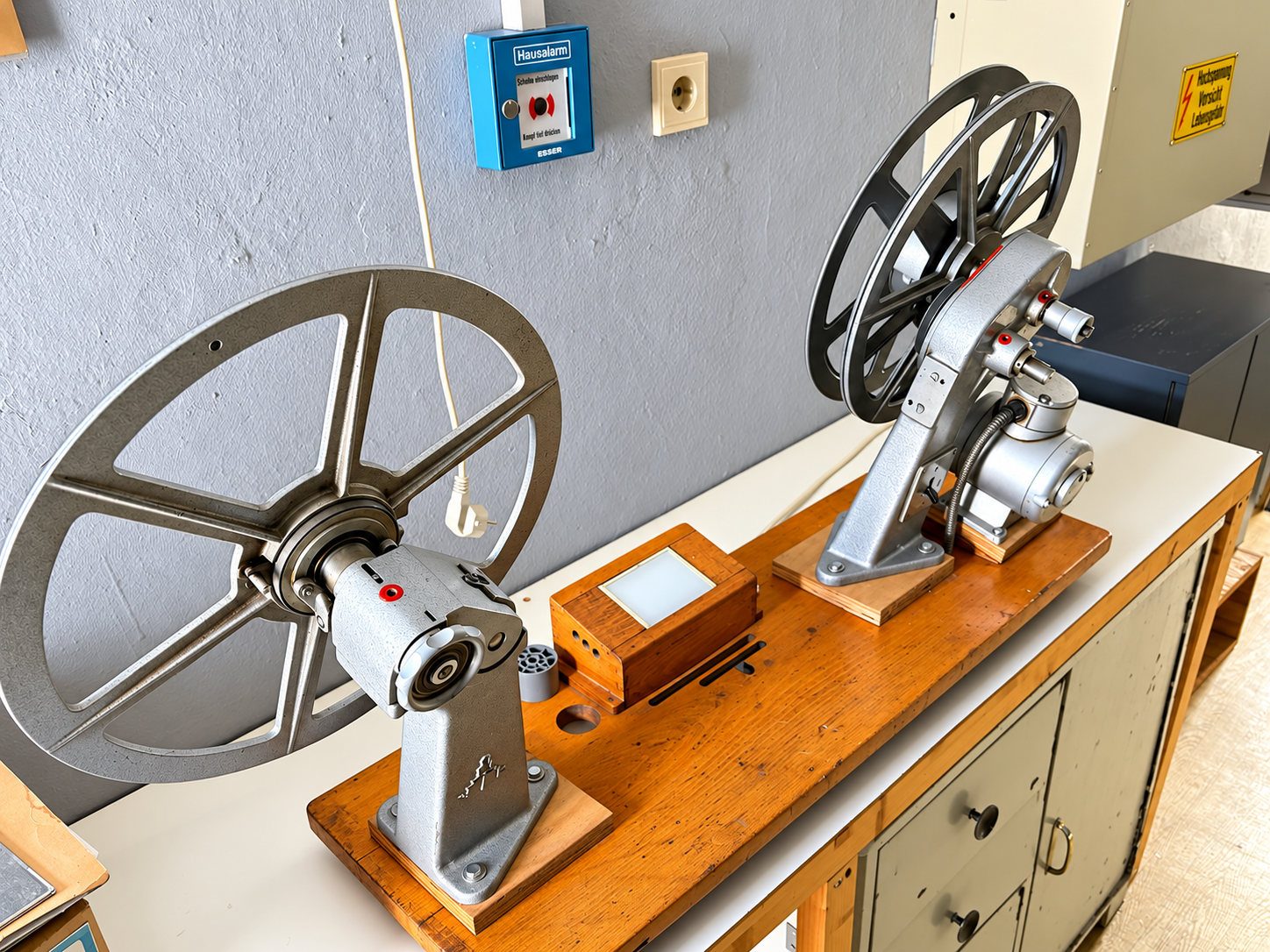 Historische Filmprojektoren im Vorführraum des OLi-Kinos.