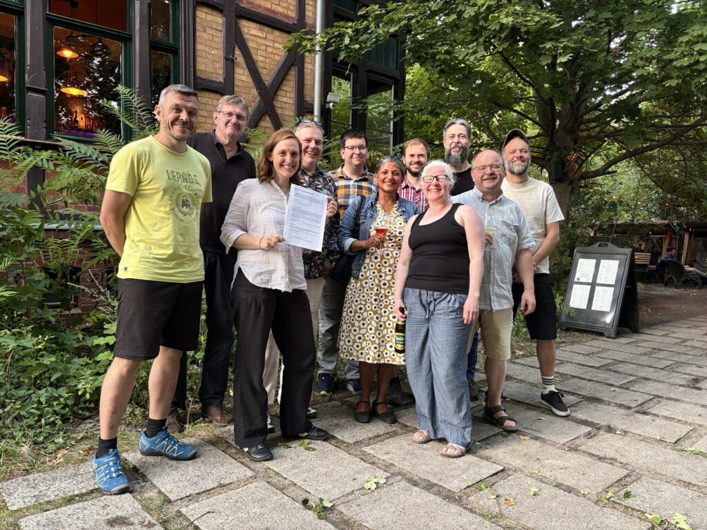 Gründungsteam von Vorstand und Aufsichtsrat vor dem RayonHaus in Stadtfeld