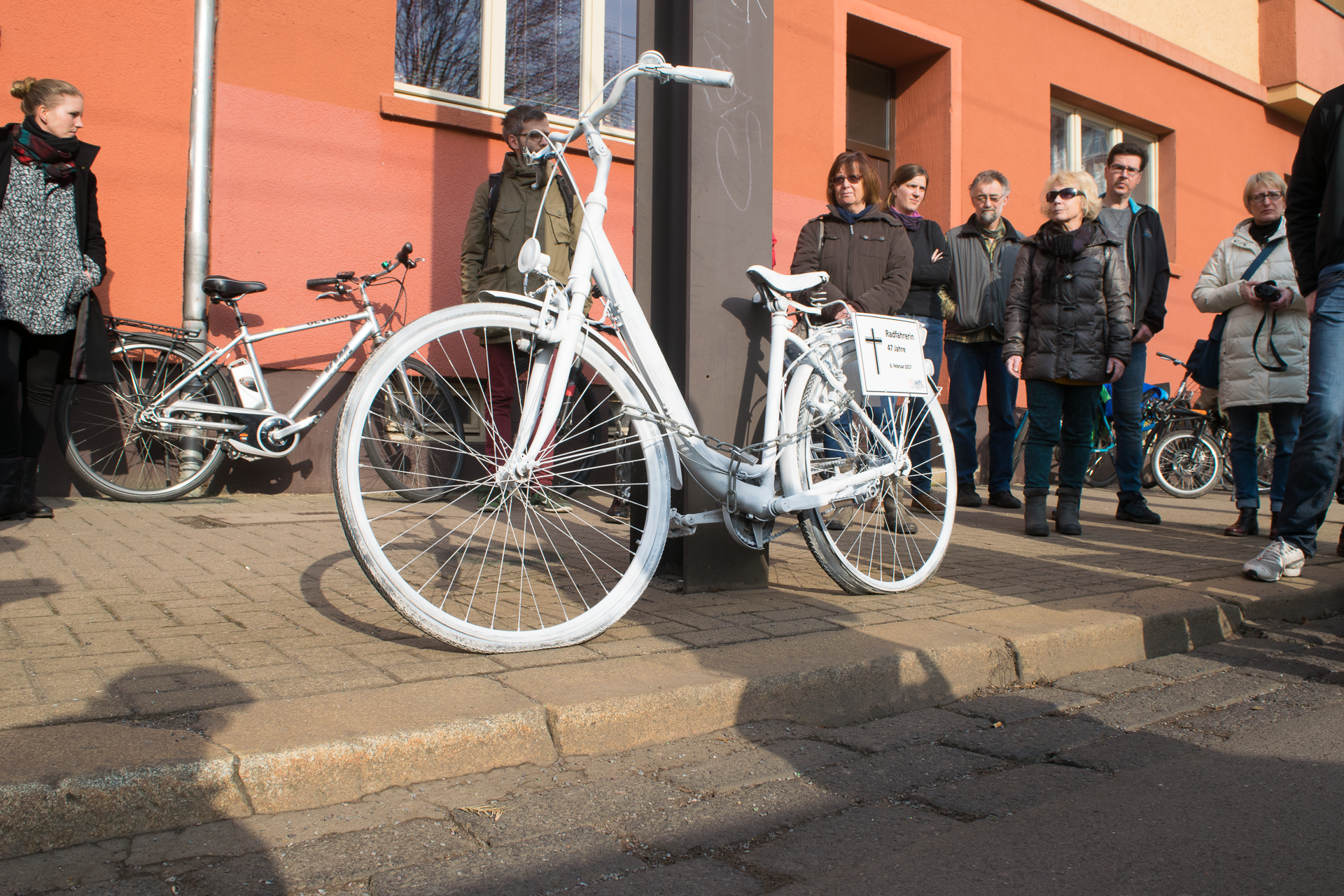Weißes Fahrrad auf der Großen Diesdorfer Straße erinnert